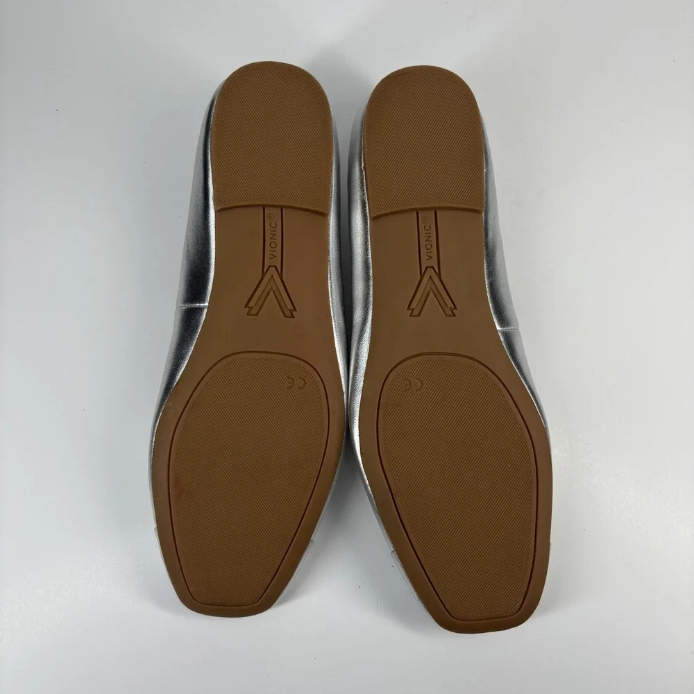 Vionic Silver Flats with Bow Detail 8.5 wide - Picture 6 of 16